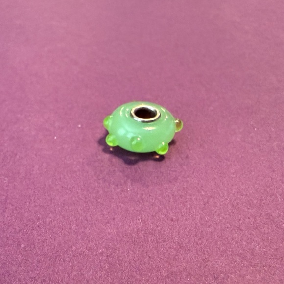 Trollbeads Apple green bud glass bead. - Picture 2 of 7